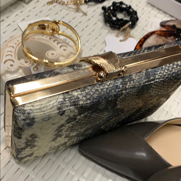 💥🔥🔥NWT print/ gold shimmer hard case clutch - Picture 4 of 5